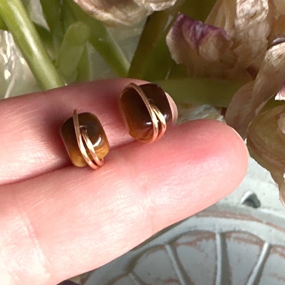 Tige's eye cube earrings/ Manifesting power and wealth healing crystals jewelry - Picture 3 of 7